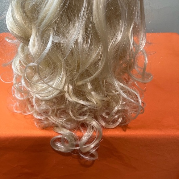Elegant Blonde Curly Hair Extension - Picture 2 of 9